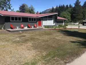 Image of Cozy home next to airport with fenced backyard and lots of sun!