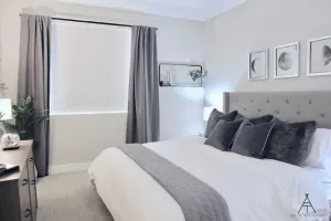 Image of The Lunar Suite - King Bed - Designer Apt - Modern Bldg - Near CHOC