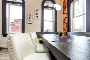 Image of Modern Spacious Apartment Downtown TR King Bed Sleeps 6