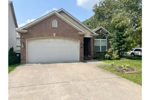 Image of Lovely 3 Bdrm Home w\/Free Parking Close to I-75!