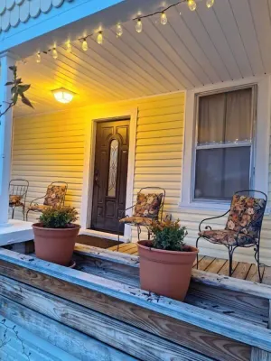 Image of Yellow Doll House near UT & downtown Knoxville.
