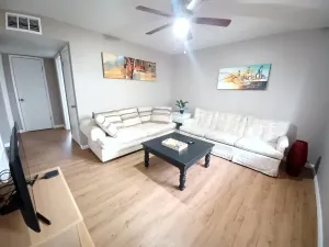 Image of Centrally located, updated modern apt, free parking, restos,I-25, airport 41