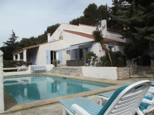 Image of Very nice air-conditioned villa for rent. 6 km away from Cassis. Very large pool