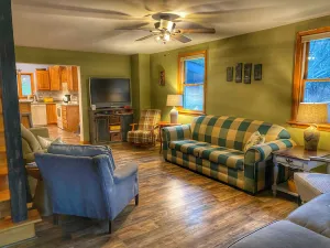 Image of Large, 4 BR (1 King, 2 Queens), 2 Bath, Recently Renovated