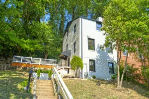 Image of Entire Townhouse In Arlington | Free Parking