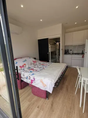 Image of 5' from the freeway, ideal for a family break