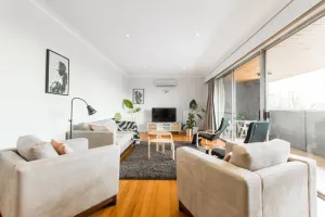 Image of 🐶🐶 PET FRIENDLY : Large 5bd,3bth,pool,public transport .🐶🐶