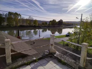 Image of Auberge Le bac facing the Marne river