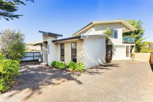 Image of King Bed' tranquil paradise Cowes 4BR 4BTH