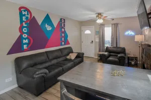 Image of Cozy upper unit great for family visiting Zoo medica campus and downtown