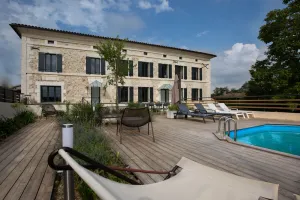 Image of Charentaise and atypical farmhouse feet in the water - 15 people