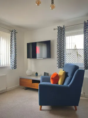 Image of Bright 2-bedroom apartment with parking in Montrose
