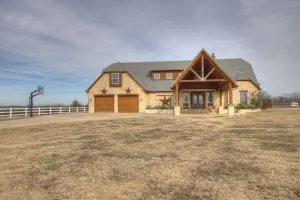 Image of Beautiful Getaway With Pool\/Hot Tub\/Fishing Pond on Lake Ray Roberts