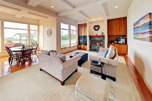 Image of Freshly Updated Golf Getaway with Lake Washington & City Views
