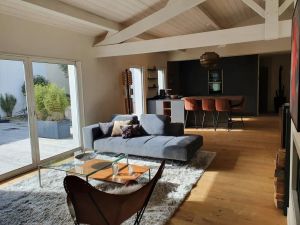 Image of Magnificent house with swimming pool in a quiet cul-de-sac