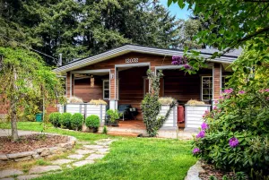 Image of North Seattle bungalow near light rail and I-5.