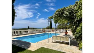 Image of Prestigious villa, swimming pool and breathtaking view