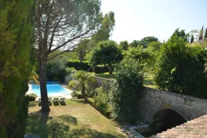 Image of Château La Tuilière pool and it's own wineyard
