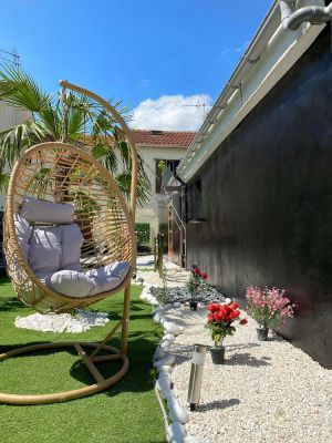 Image of Superb accommodation 180m2 jacuzzi \/ giant screen 110m2 of garden near the airport