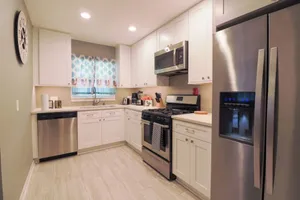 Image of Aurora Apartment W\/Laundry, and Garage. Close to I-88 and Train Station