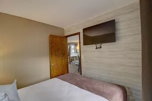 Image of 28\/29 1 Bedroom upper lakeside condo