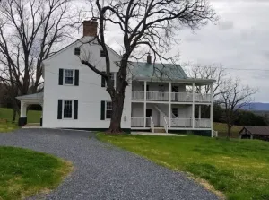 Image of Luray farmhouse on the river