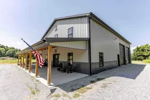 Image of Modern Barndomanium on beautiful farm! 4 R -2.5 B