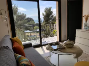 Image of Bright, renovated sea-view apartment, 3 minutes' walk from the beach