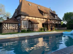 Image of Belle demeure Normande dans son écrin de verdure.