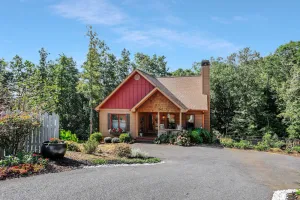 Image of Cozy Cottage minutes from Wineries & 5 miles to Dahlonega Square