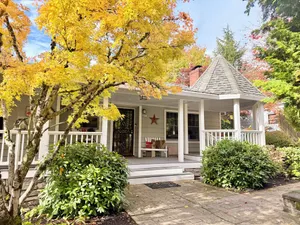 Image of 3 miles from downtown Portland- The Pumpkin House