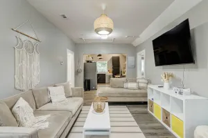 Image of Crown House- Cozy 3BR ☀King Bed☀ Walking Trail