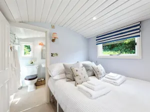 Image of Lovely shepherd’s hut with stunning views set in beautiful grounds\/countryside.