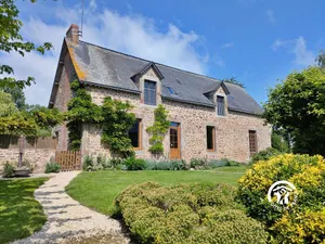 Image of \"Grande maison paisible à la campagne avec jardin paysager, proche étangs et activités de plein air\"
