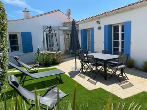 Image of Typical single-storey L-shaped house in the heart of old CHAUCRE