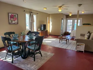 Image of Honeysuckle Cottage 50 minutes from Pioneer Woman.