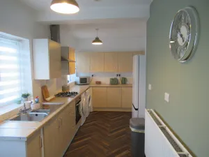 Image of Large 4 bedroom house -perfect for contractors.