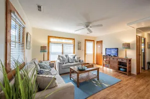 Image of Charming beach cottage, 2 min. walk to the ocean! Pet friendly.