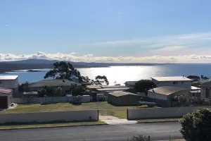 Image of HIGH ON PACIFIC Luxury Beach House Binalong Bay - waterviews