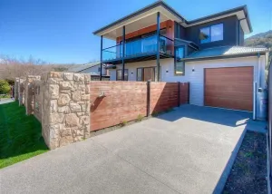 Image of 27 On Mountbatten, Bright