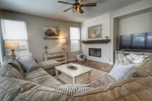 Image of Gorgeous 4 bedroom w\/ hot tub in Windsor
