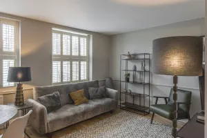 Image of Nelson Crescent East : Modern one bedroom basement apartment in central location