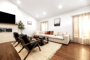 Image of Modern\/Luxe style with 2 Master en Suites-Fenced in Custom Home In SouthPark!