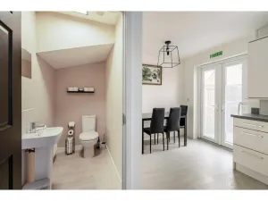 Image of Superb 3 Bed Home Away from Home in Glasgow, just off M8 with free parking
