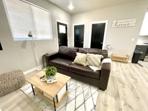 Image of Cozy Downtown Apartment 2br\/1bth