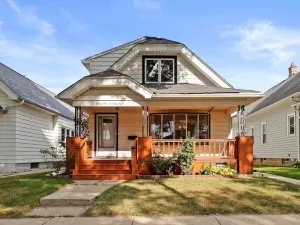 Image of Convenient Milwaukee 5 bedroom. Petit ice center! Tv every room! Expos