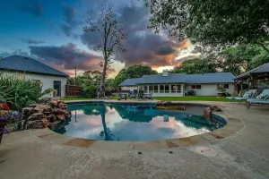 Image of Pool, Hot Tub, Veranda, 1 Acre w\/ mature Tree’s