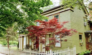 Image of Quaint & Cozy Guest House on Main St., park & walk downtown, Wi-Fi available.