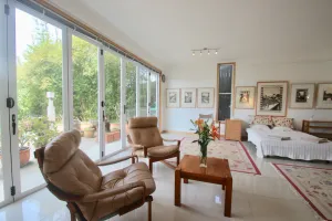 Image of 80 sq meters of totally private studio gallery space.