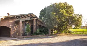Image of Country lifestyle on acres 4 minute drive from the Main Street